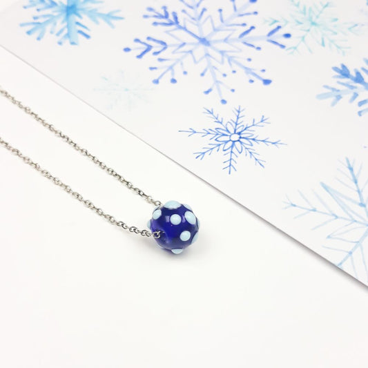 Silberkette mit dunkelblauer Glasperle mit hellblauen Dots