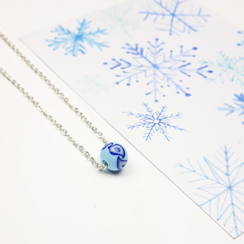 Silberkette mit Glasperle in hellblau-dunkelblau