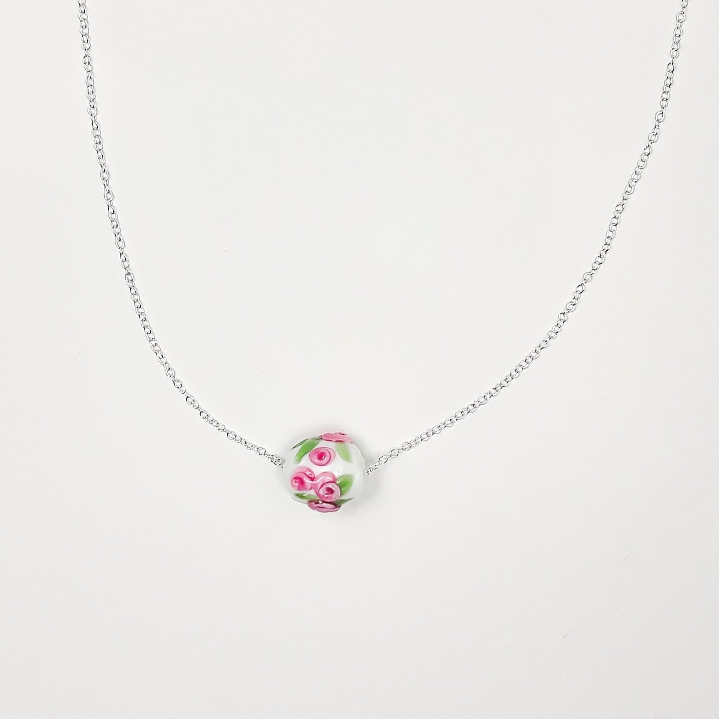 Filigrane Rosen auf weißer Glasperle - Schmuckset