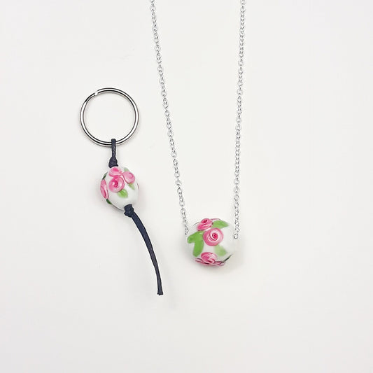 Filigrane Rosen auf weißer Glasperle - Schmuckset