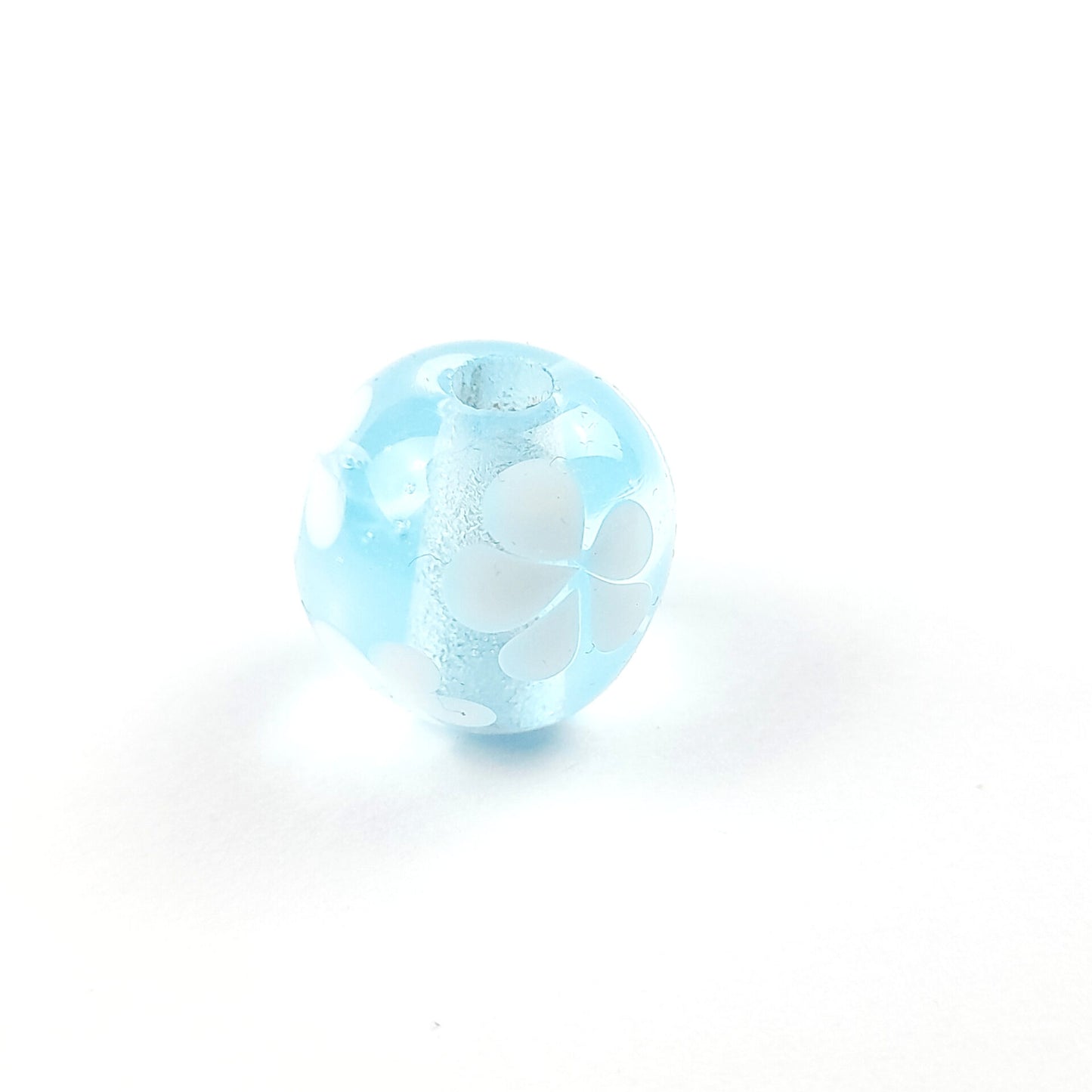 handgefertigte Glasperle hellblau mit Blümchen