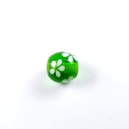 handgefertigte Glasperle hellgrün Blüten
