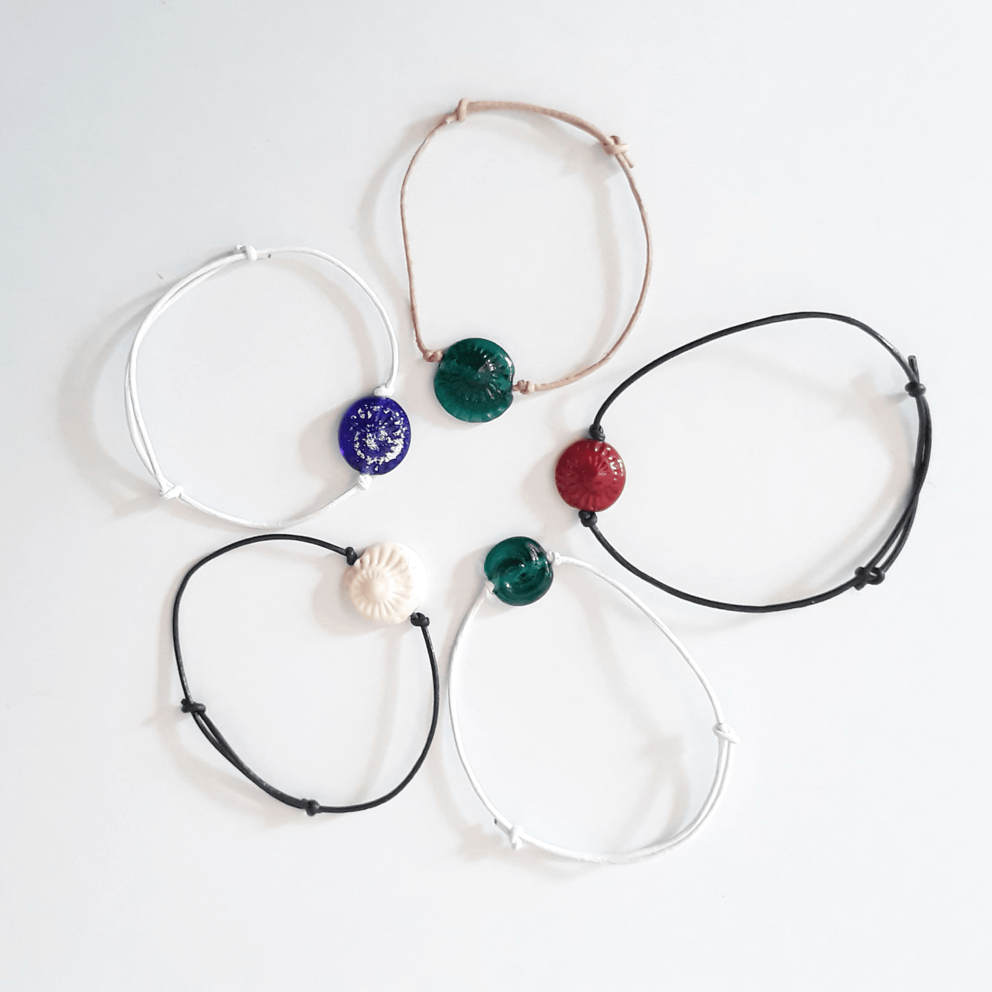 Armband mit handgedrehter Glasperle mit Schneckenabdruck