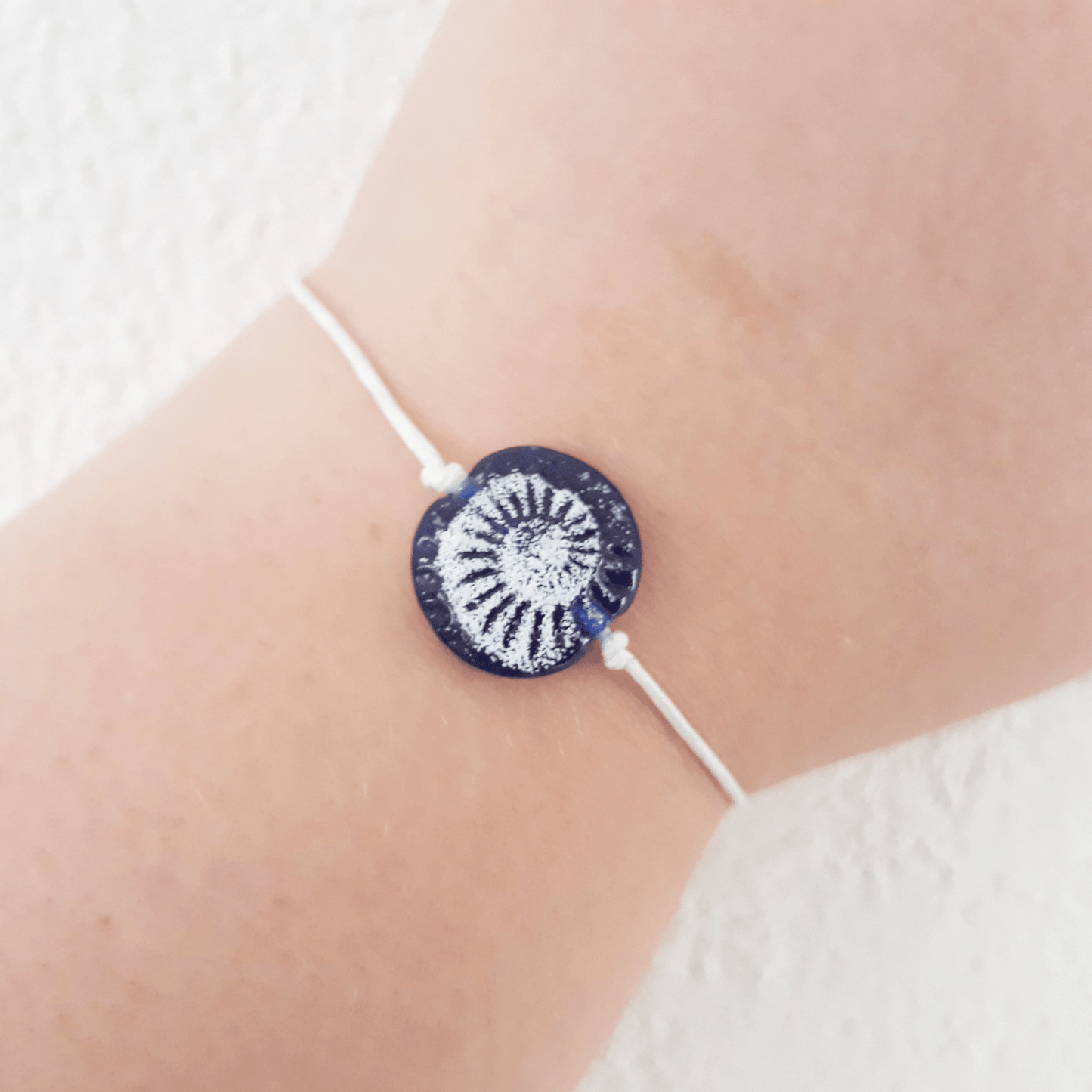 Armband mit handgedrehter Glasperle mit Schneckenabdruck