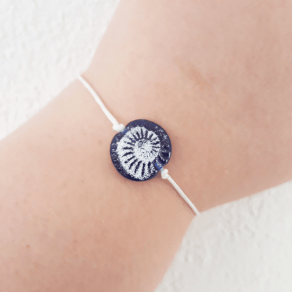 Armband mit handgedrehter Glasperle mit Schneckenabdruck