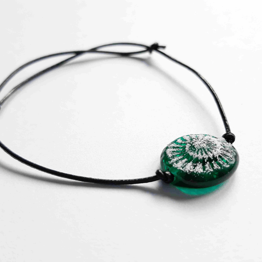 Armband mit handgedrehter Glasperle mit Schneckenabdruck