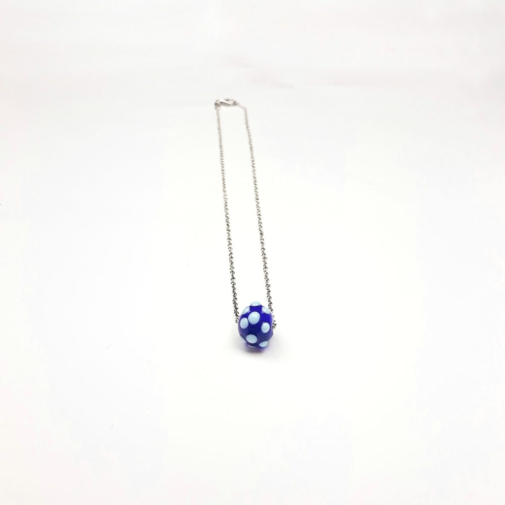 Silberkette mit dunkelblauer Glasperle mit hellblauen Dots