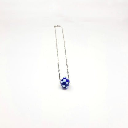 Silberkette mit dunkelblauer Glasperle mit hellblauen Dots