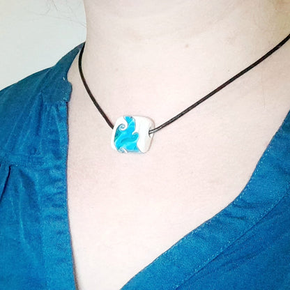 Handgefertigte Glasperle in beige-türkis Quadrat