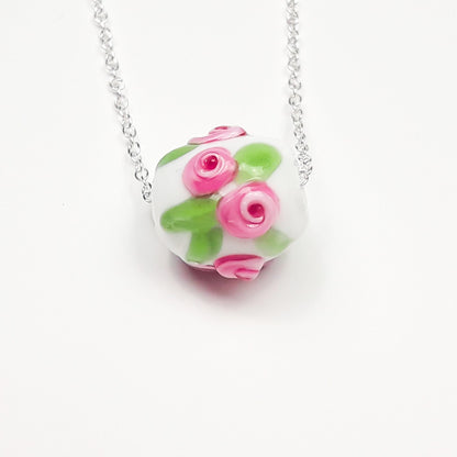 Filigrane Rosen auf weißer Glasperle - Schmuckset