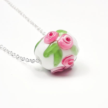 Filigrane Rosen auf weißer Glasperle - Schmuckset