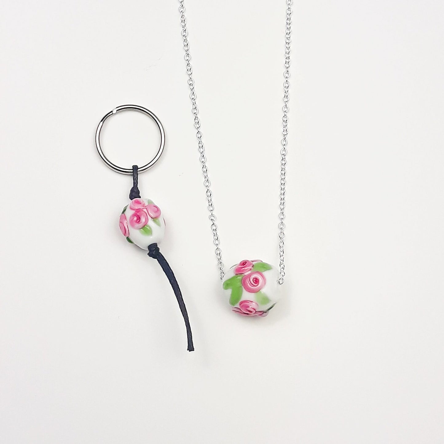 Filigrane Rosen auf weißer Glasperle - Schmuckset