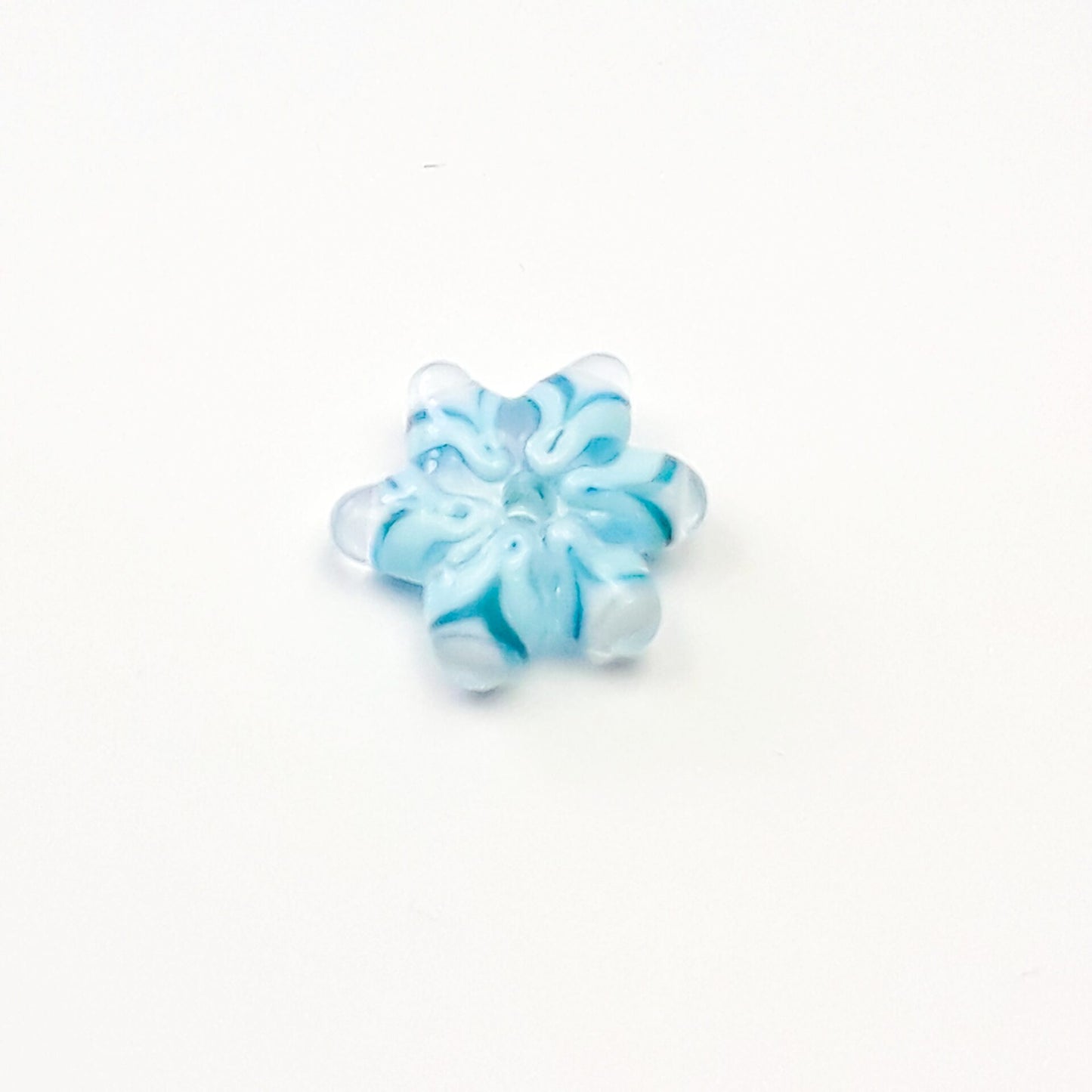 Handgedrehte Glasperle in Schneeflocken-Design