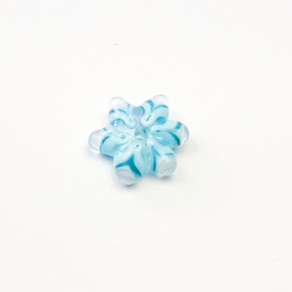 Handgedrehte Glasperle in Schneeflocken-Design