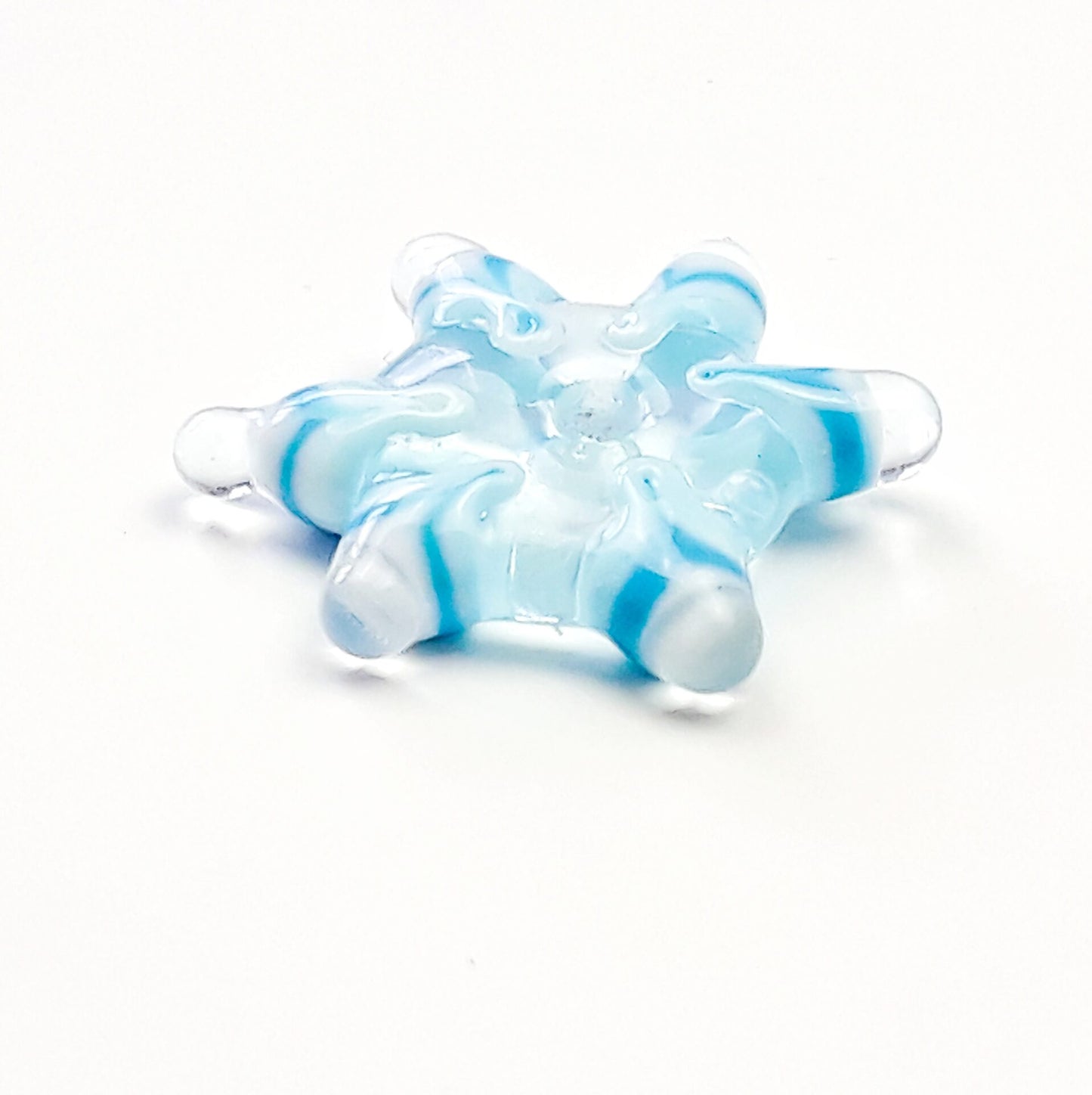 Handgedrehte Glasperle in Schneeflocken-Design