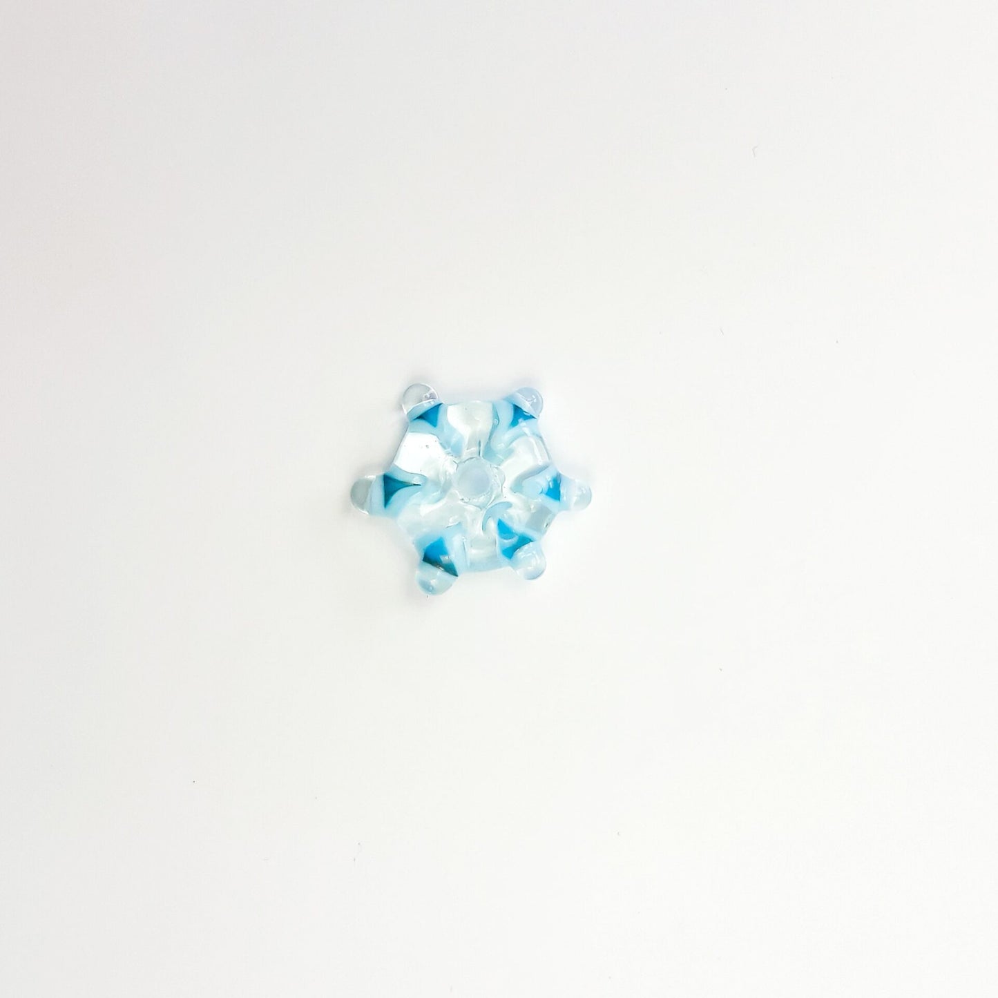 Handgedrehte Glasperle in Schneeflocken-Design