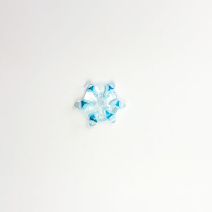 Handgedrehte Glasperle in Schneeflocken-Design