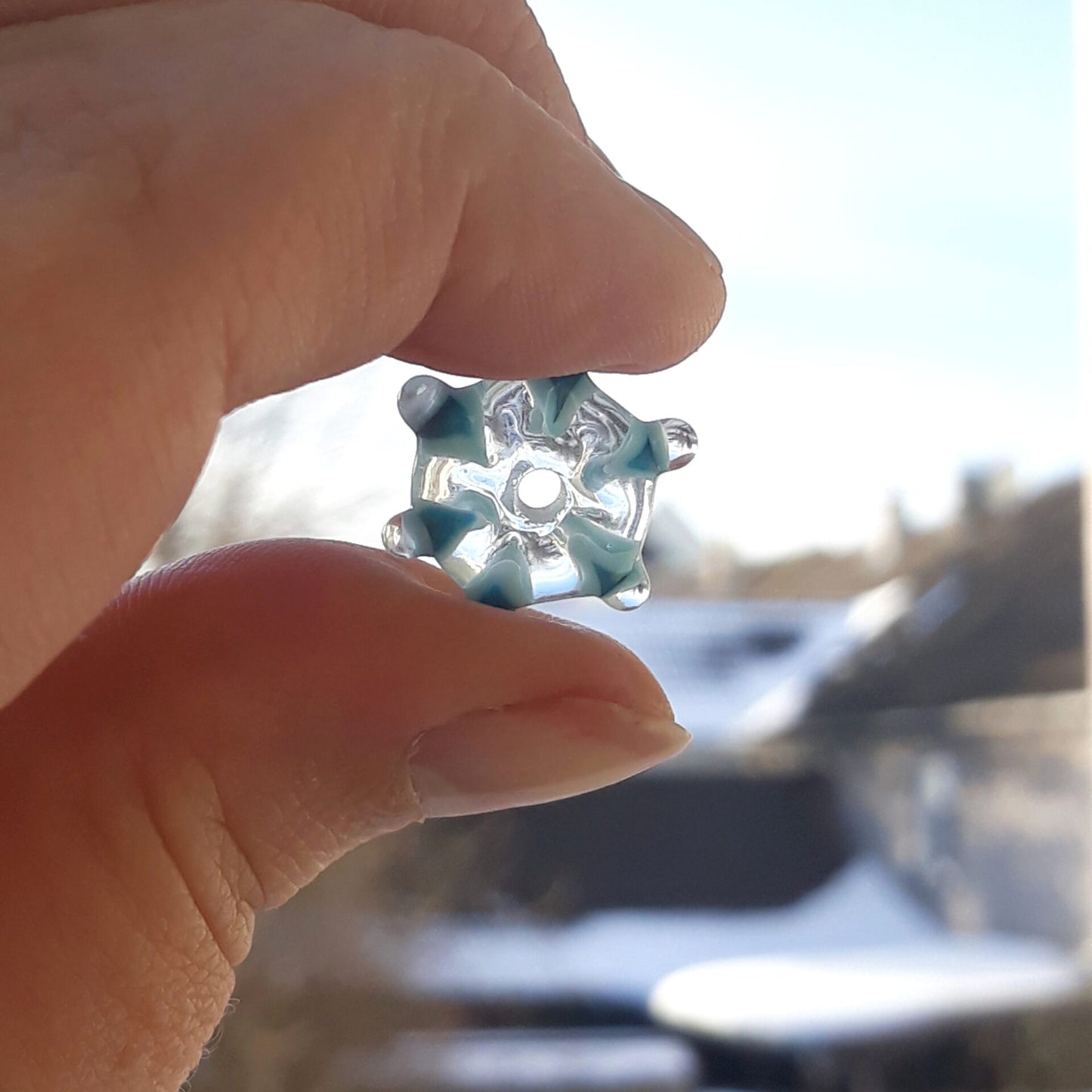 Handgedrehte Glasperle in Schneeflocken-Design
