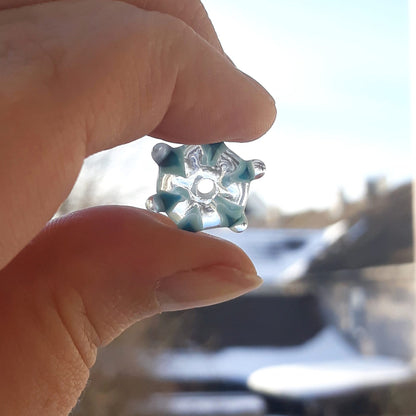 Handgedrehte Glasperle in Schneeflocken-Design