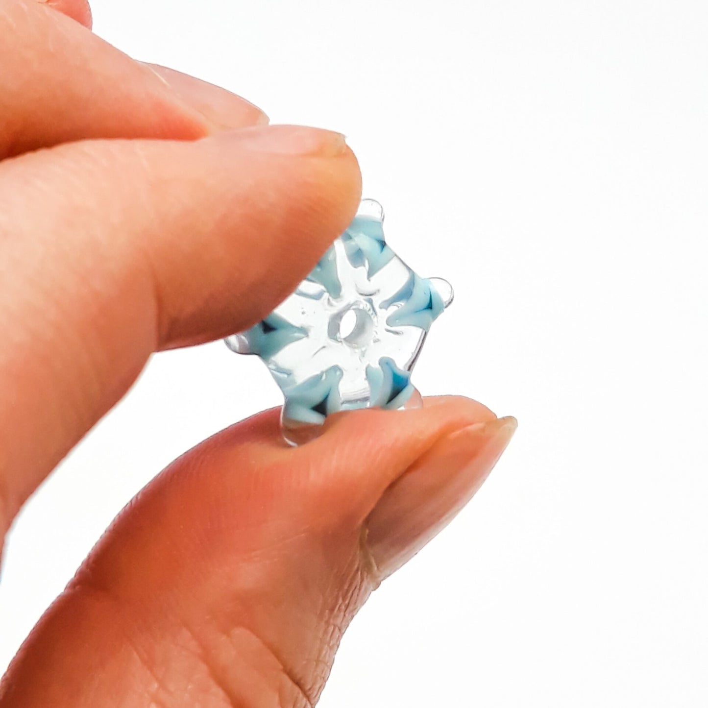 Handgedrehte Glasperle in Schneeflocken-Design