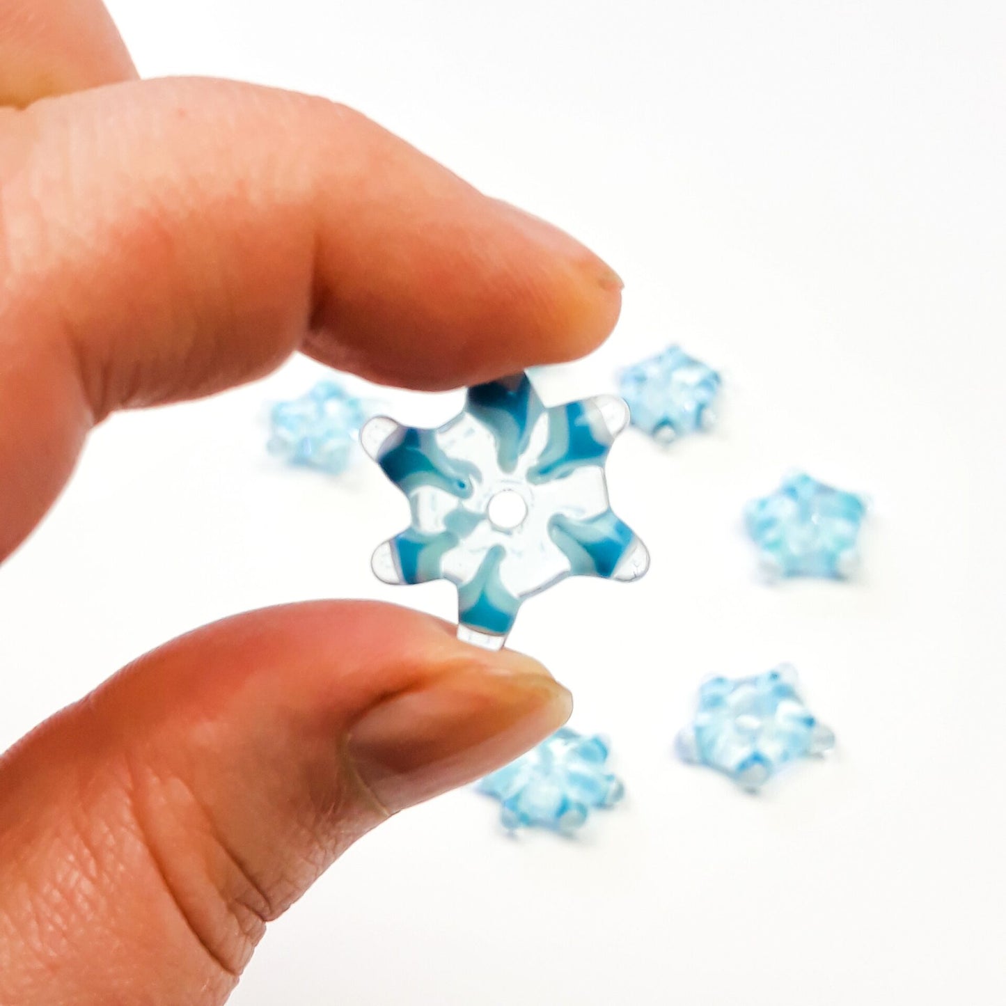 Handgedrehte Glasperle in Schneeflocken-Design