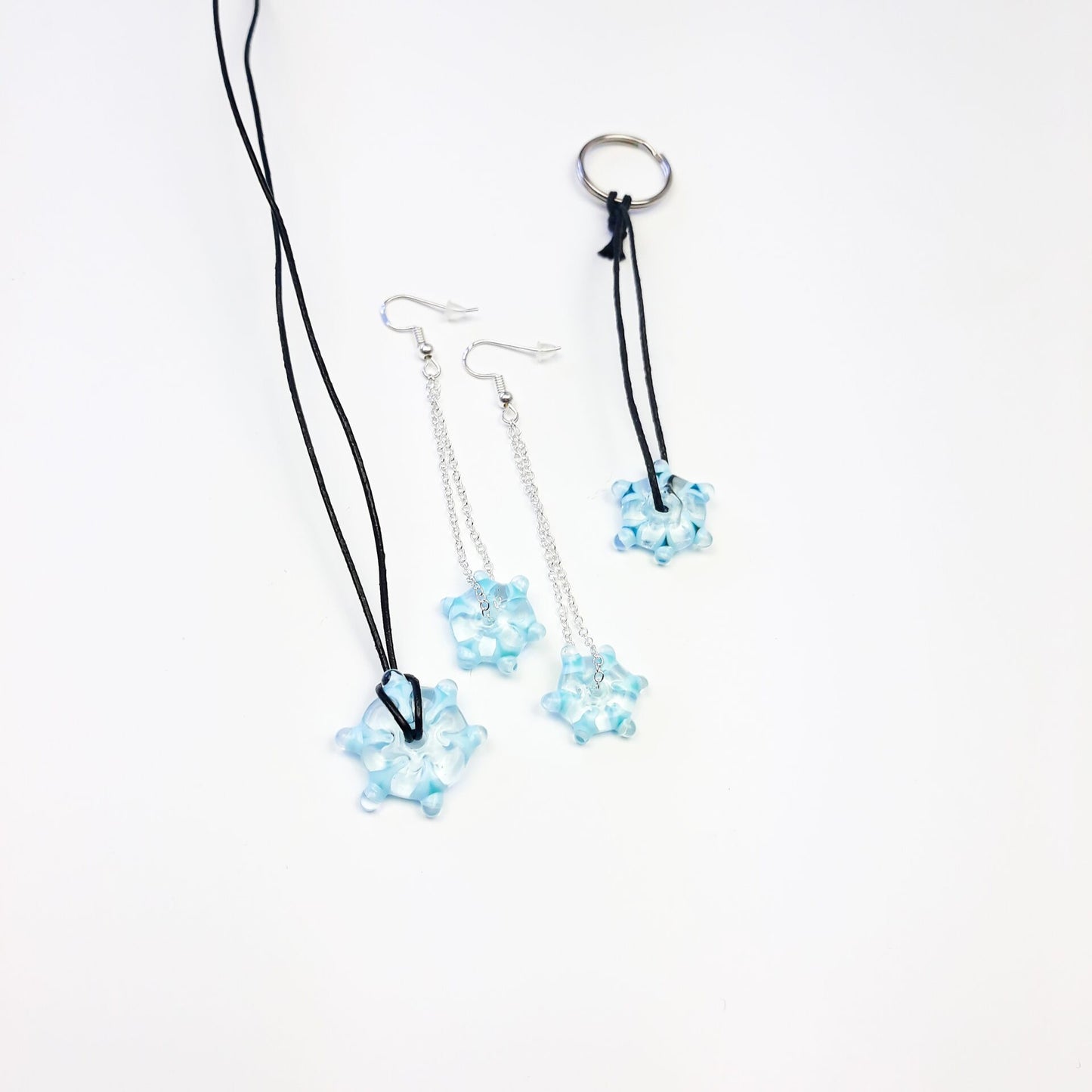 Handgedrehte Glasperle in Schneeflocken-Design