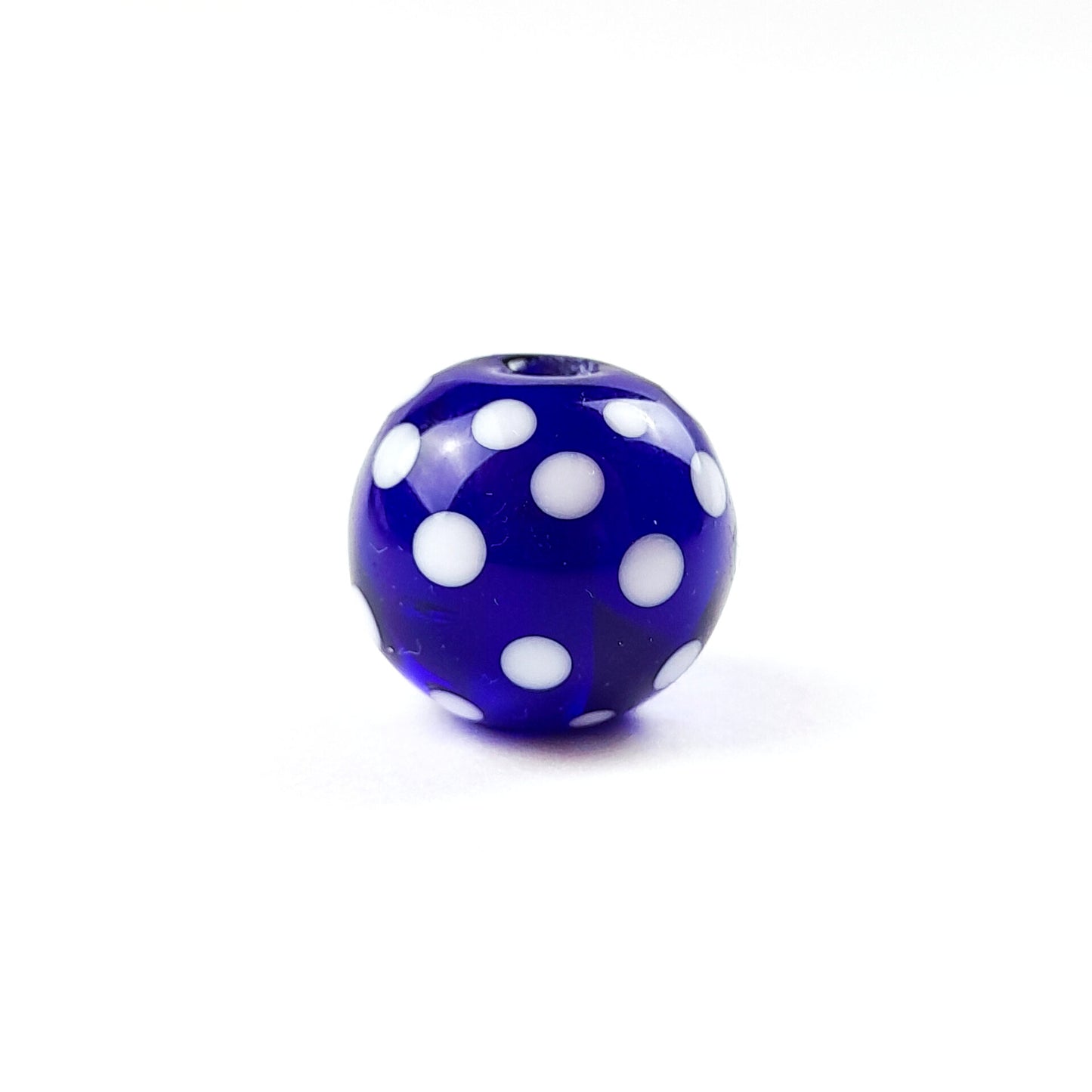 Handgefertigte Glasperle dunkelblau Punkte