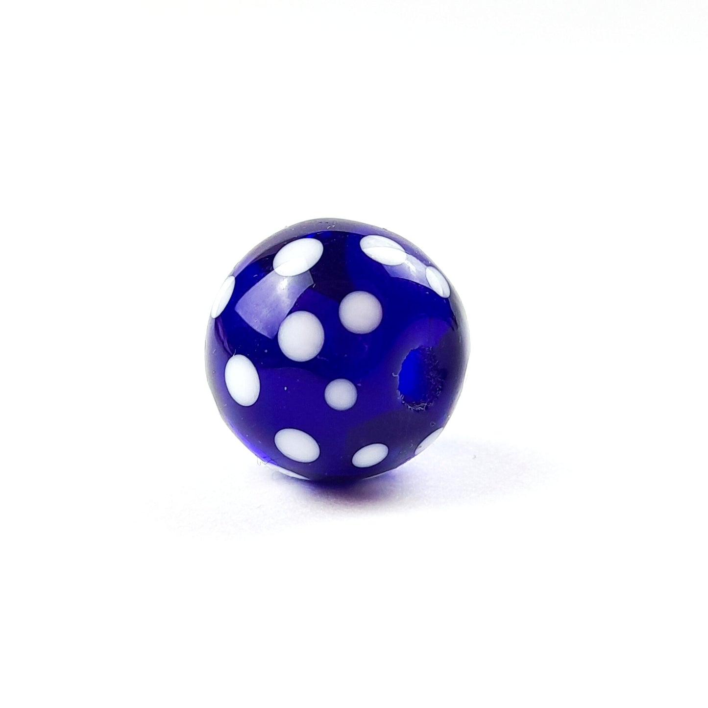 Handgefertigte Glasperle dunkelblau Punkte