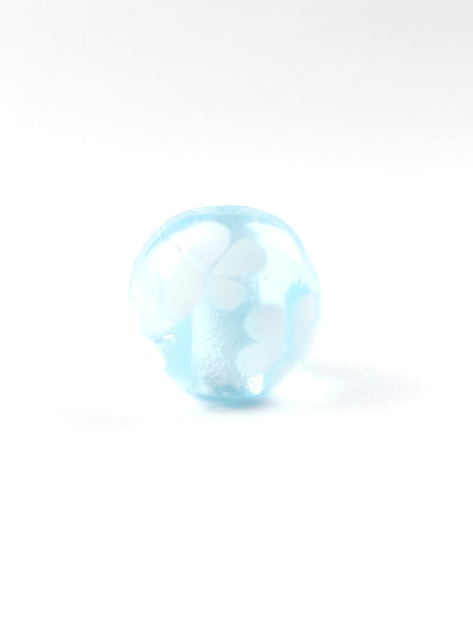handgefertigte Glasperle hellblau mit Blümchen
