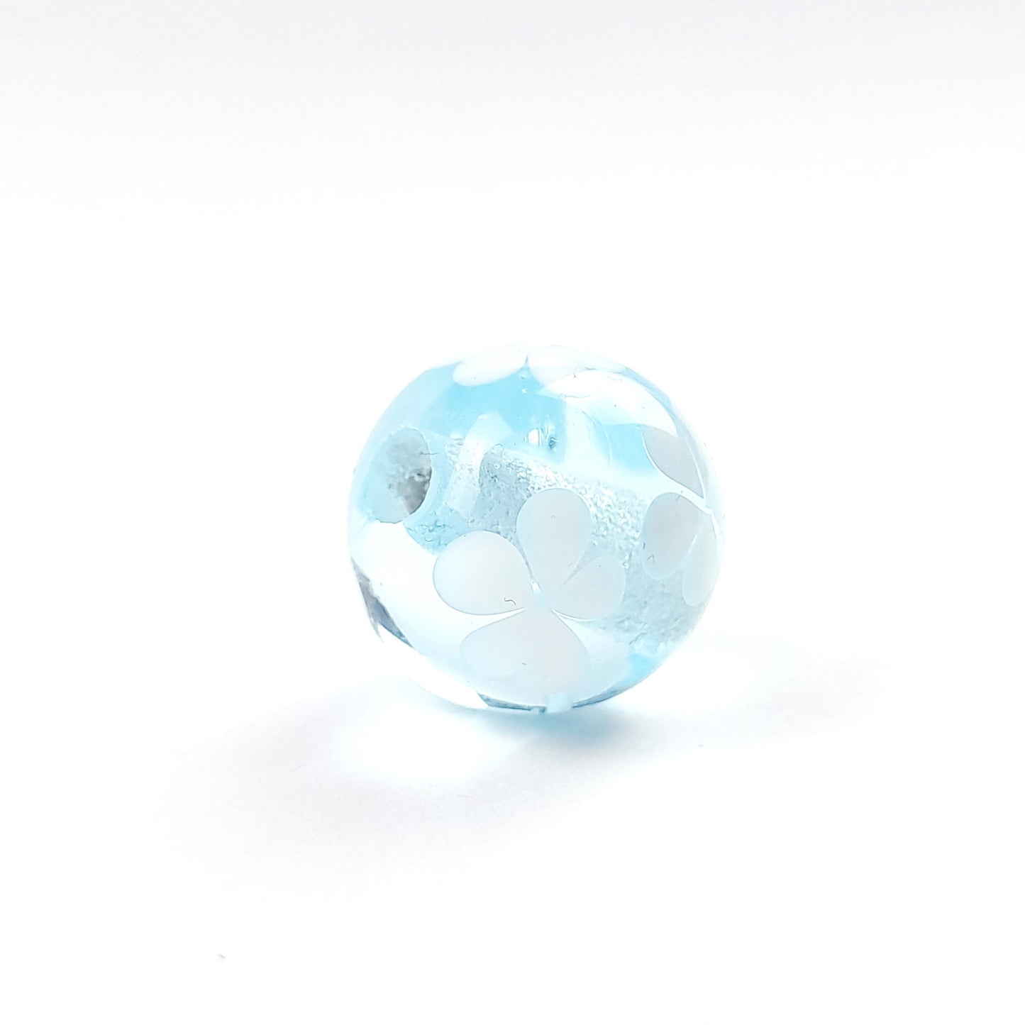 handgefertigte Glasperle hellblau mit Blümchen