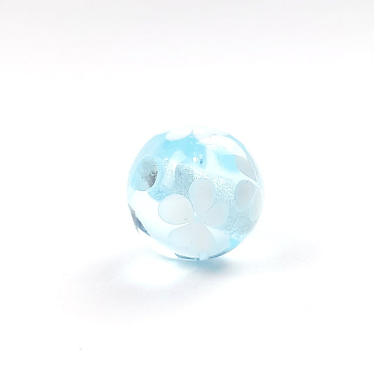 handgefertigte Glasperle hellblau mit Blümchen