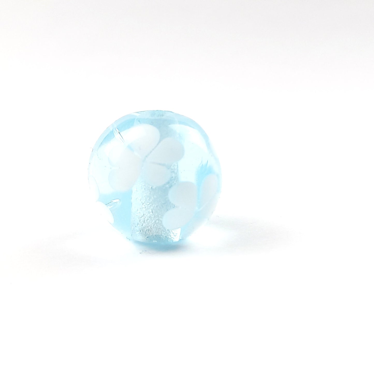 handgefertigte Glasperle hellblau mit Blümchen