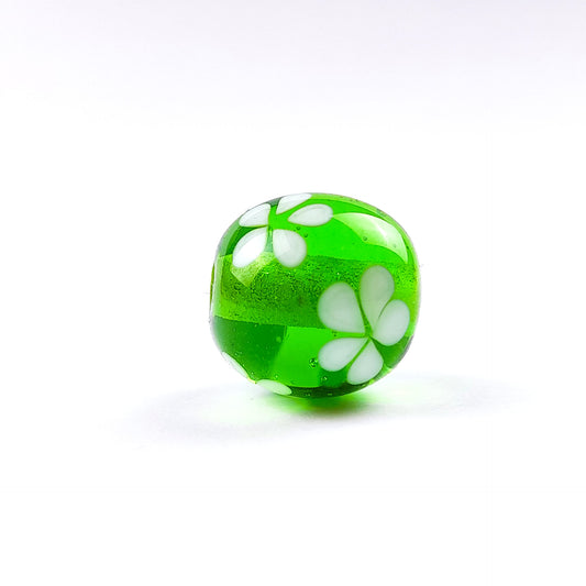handgefertigte Glasperle hellgrün Blüten