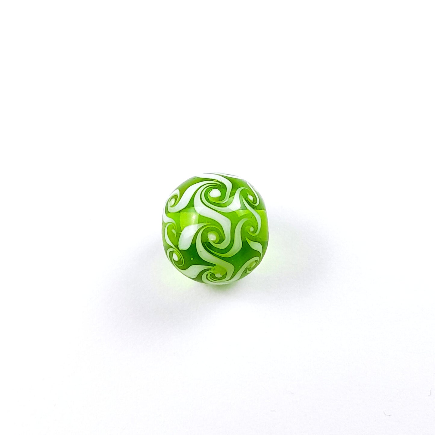 handgefertigte Glasperle hellgrün-wirbel