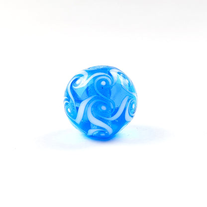 handgefertigte Glasperle helltürkis Wirbel