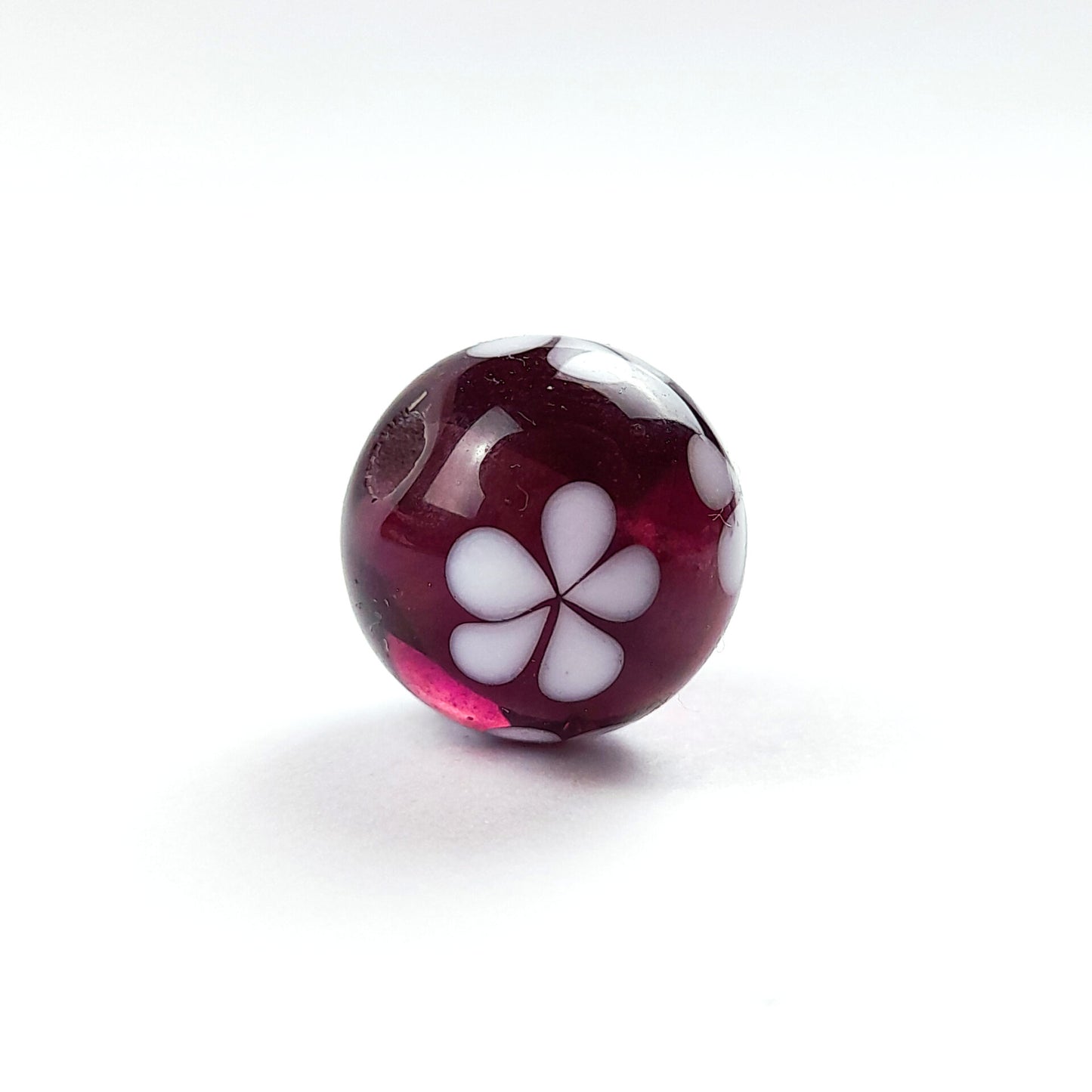 handgefertigte Glasperle lila Blüten